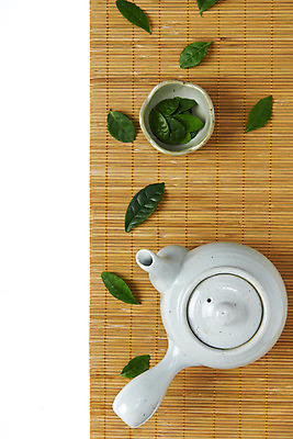 포토 JPG 스튜디오촬영 동양문화 티타임 실내 누끼 사람없음 초록색 하이앵글 차 찻잔 다기 다도 찻주전자 녹차 오브젝트 유기농 대나무발 녹차잎 플랫레이 디톡스 국내포토 웰빙 문화 음료 뷰포인트 컬러 주전자 휴식 잔 건강 내부 차_음료 예절 플랫 찻잎 파일형식