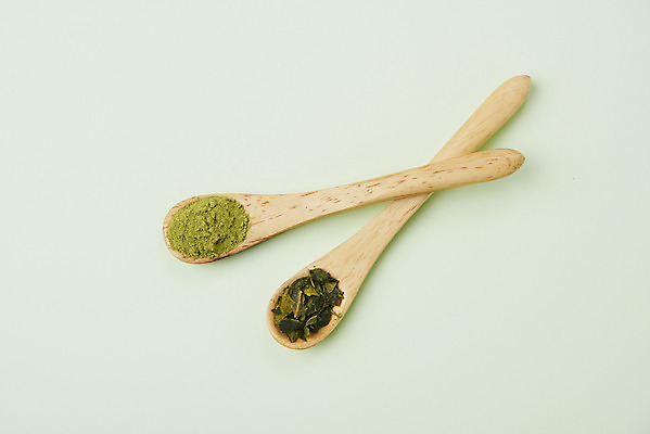 포토 JPG 스튜디오촬영 동양문화 티타임 건조 실내 누끼 사람없음 초록색 차 녹차 오브젝트 유기농 나무숟가락 녹차가루 녹차잎 말차 디톡스 초록배경 국내포토 웰빙 문화 음료 컬러 백그라운드 휴식 건강 내부 차_음료 숟가락 가루 찻잎 파일형식