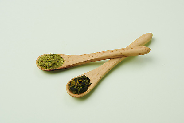 포토 JPG 스튜디오촬영 동양문화 티타임 건조 실내 누끼 사람없음 초록색 차 녹차 오브젝트 유기농 나무숟가락 녹차가루 녹차잎 말차 디톡스 초록배경 국내포토 웰빙 문화 음료 컬러 백그라운드 휴식 건강 내부 차_음료 숟가락 가루 찻잎 파일형식