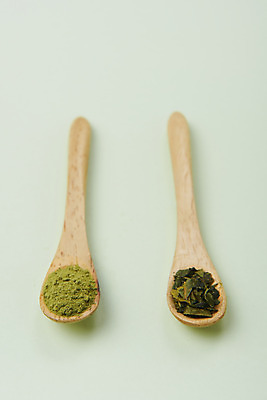 포토 JPG 스튜디오촬영 동양문화 티타임 건조 실내 누끼 사람없음 초록색 차 녹차 오브젝트 유기농 나무숟가락 녹차가루 녹차잎 말차 디톡스 초록배경 국내포토 웰빙 문화 음료 컬러 백그라운드 휴식 건강 내부 차_음료 숟가락 가루 찻잎 파일형식