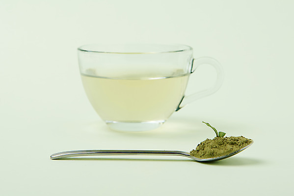 포토 JPG 스튜디오촬영 동양문화 티타임 실내 누끼 사람없음 초록색 숟가락 차 찻잔 녹차 오브젝트 유기농 녹차잎 디톡스 초록배경 국내포토 웰빙 문화 음료 컬러 백그라운드 휴식 잔 수저 건강 내부 차_음료 찻잎 파일형식