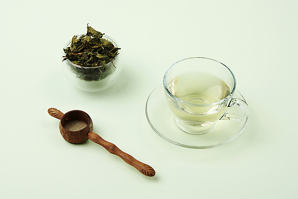 포토 JPG 스튜디오촬영 동양문화 티타임 실내 누끼 사람없음 초록색 하이앵글 채망 차 찻잔 녹차 오브젝트 유기농 녹차잎 플랫레이 디톡스 초록배경 국내포토 웰빙 문화 음료 뷰포인트 컬러 백그라운드 주방용품 휴식 잔 건강 내부 차_음료 플랫 찻잎 파일형식