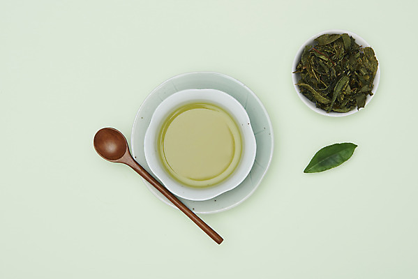포토 JPG 스튜디오촬영 동양문화 티타임 실내 누끼 사람없음 초록색 하이앵글 차 찻잔 녹차 오브젝트 유기농 나무숟가락 녹차잎 플랫레이 디톡스 초록배경 국내포토 웰빙 문화 음료 뷰포인트 컬러 백그라운드 휴식 잔 건강 내부 차_음료 숟가락 플랫 찻잎 파일형식