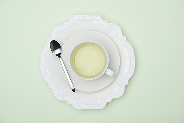 포토 JPG 스튜디오촬영 동양문화 티타임 실내 누끼 사람없음 초록색 하이앵글 차 찻잔 티스푼 녹차 오브젝트 유기농 플랫레이 디톡스 초록배경 국내포토 웰빙 문화 음료 뷰포인트 컬러 백그라운드 휴식 잔 건강 내부 차_음료 숟가락 플랫 파일형식