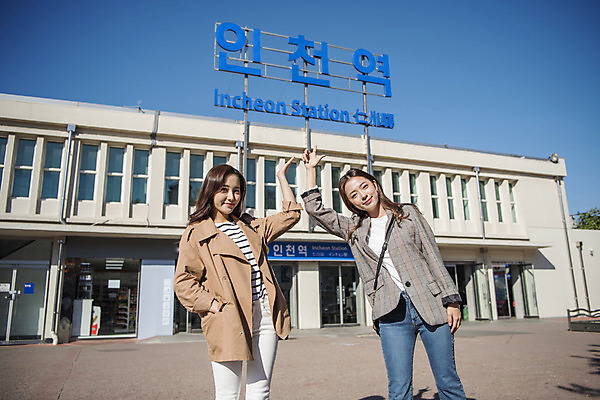 포토 JPG 주간 여자 여행 안내 서기 미소 사람 손짓 상반신 20대 성인 야외 두명 앞모습 친구 우정 한국인 광장 여대생 인천 전철역 성인여자만 동인천 국내포토 자연요소 대학생 뷰포인트 관계 모션 한국 표정 동양인 청년 역 여자만 성인만 파일형식