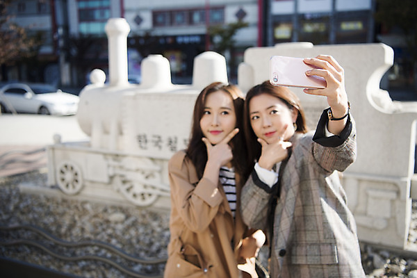 포토 JPG 주간 여자 여행 서기 미소 들기 사람 상반신 20대 성인 야외 두명 앞모습 친구 스마트폰 사진촬영 우정 기찻길 한국인 기념상 셀프카메라 석상 여대생 인천 기념사진 성인여자만 동인천 국내포토 자연요소 대학생 뷰포인트 관계 모션 한국 표정 동양인 청년 핸드폰 스마트기기 촬영 여자만 성인만 파일형식