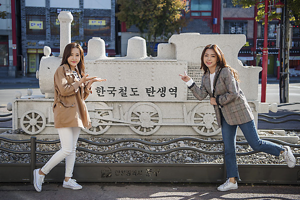 포토 JPG 주간 전신 여자 여행 포즈 서기 미소 사람 20대 성인 야외 두명 앞모습 친구 사진촬영 우정 기찻길 한국인 기념상 홍보물 석상 여대생 인천 성인여자만 동인천 국내포토 자연요소 대학생 뷰포인트 관계 모션 한국 표정 동양인 청년 촬영 여자만 성인만 파일형식