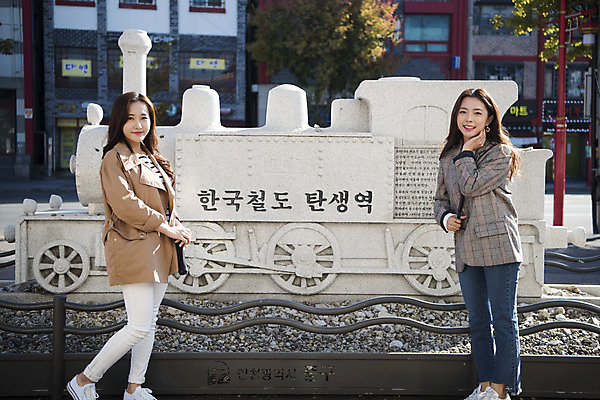 포토 JPG 주간 전신 여자 여행 포즈 서기 미소 사람 20대 성인 야외 두명 앞모습 친구 사진촬영 우정 기찻길 한국인 기념상 홍보물 석상 여대생 인천 성인여자만 동인천 국내포토 자연요소 대학생 뷰포인트 관계 모션 한국 표정 동양인 청년 촬영 여자만 성인만 파일형식