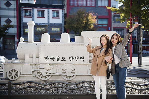 포토 JPG 주간 여자 여행 포즈 서기 미소 사람 상반신 20대 성인 야외 두명 앞모습 친구 사진촬영 우정 기찻길 한국인 기념상 홍보물 석상 여대생 인천 성인여자만 동인천 국내포토 자연요소 대학생 뷰포인트 관계 모션 한국 표정 동양인 청년 촬영 여자만 성인만 파일형식