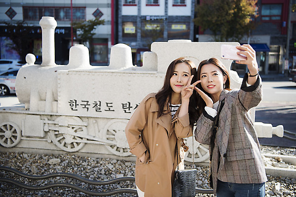 포토 JPG 주간 여자 여행 포즈 서기 미소 들기 사람 상반신 20대 성인 야외 두명 앞모습 친구 스마트폰 사진촬영 우정 한국인 기념상 셀프카메라 석상 여대생 인천 기념사진 성인여자만 동인천 국내포토 자연요소 대학생 뷰포인트 관계 모션 한국 표정 동양인 청년 핸드폰 스마트기기 촬영 여자만 성인만 파일형식