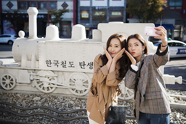 포토 JPG 주간 여자 여행 포즈 서기 미소 들기 사람 상반신 20대 성인 야외 두명 앞모습 친구 스마트폰 사진촬영 우정 한국인 기념상 셀프카메라 석상 여대생 인천 기념사진 성인여자만 동인천 국내포토 자연요소 대학생 뷰포인트 관계 모션 한국 표정 동양인 청년 핸드폰 스마트기기 촬영 여자만 성인만 파일형식