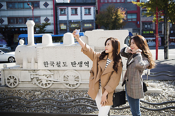 포토 JPG 주간 여자 여행 포즈 서기 미소 들기 사람 상반신 20대 성인 야외 두명 앞모습 친구 스마트폰 사진촬영 우정 한국인 기념상 셀프카메라 석상 여대생 인천 기념사진 성인여자만 동인천 국내포토 자연요소 대학생 뷰포인트 관계 모션 한국 표정 동양인 청년 핸드폰 스마트기기 촬영 여자만 성인만 파일형식