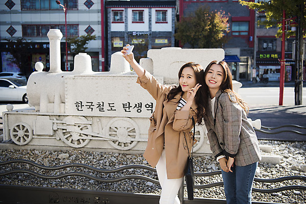 포토 JPG 주간 여자 여행 포즈 서기 미소 들기 사람 상반신 20대 성인 야외 두명 앞모습 친구 스마트폰 사진촬영 우정 한국인 기념상 셀프카메라 석상 여대생 인천 기념사진 성인여자만 동인천 국내포토 자연요소 대학생 뷰포인트 관계 모션 한국 표정 동양인 청년 핸드폰 스마트기기 촬영 여자만 성인만 파일형식