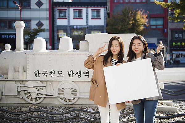 포토 JPG 주간 배너 여자 여행 서기 미소 들기 사람 손짓 상반신 20대 성인 야외 두명 앞모습 친구 우정 기찻길 한국인 기념상 알림 홍보물 석상 여대생 인천 성인여자만 동인천 국내포토 자연요소 대학생 뷰포인트 관계 모션 한국 표정 동양인 청년 여자만 성인만 파일형식