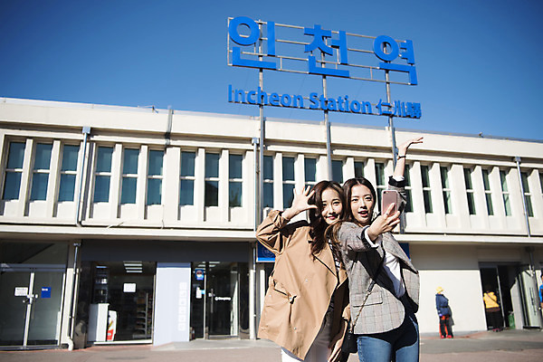 포토 JPG 주간 여자 여행 포즈 백그라운드 서기 미소 들기 사람 상반신 20대 성인 야외 두명 앞모습 친구 스마트폰 사진촬영 우정 한국인 역 셀프카메라 여대생 인천 전철역 기념사진 성인여자만 동인천 국내포토 자연요소 대학생 뷰포인트 관계 교통시설 모션 한국 표정 동양인 청년 핸드폰 스마트기기 촬영 여자만 성인만 파일형식