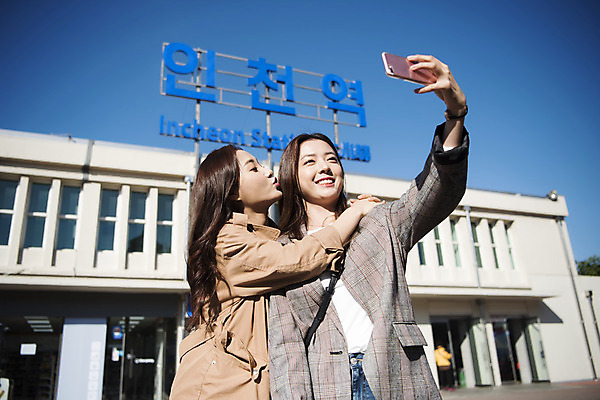 포토 JPG 주간 여자 여행 포즈 백그라운드 서기 미소 들기 사람 상반신 20대 성인 야외 두명 앞모습 친구 스마트폰 사진촬영 우정 한국인 역 셀프카메라 여대생 인천 전철역 기념사진 성인여자만 동인천 국내포토 자연요소 대학생 뷰포인트 관계 교통시설 모션 한국 표정 동양인 청년 핸드폰 스마트기기 촬영 여자만 성인만 파일형식