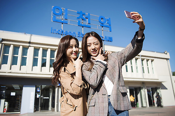 포토 JPG 주간 여자 여행 포즈 백그라운드 서기 미소 들기 사람 상반신 20대 성인 야외 두명 앞모습 친구 스마트폰 사진촬영 우정 한국인 역 셀프카메라 여대생 인천 전철역 기념사진 성인여자만 동인천 국내포토 자연요소 대학생 뷰포인트 관계 교통시설 모션 한국 표정 동양인 청년 핸드폰 스마트기기 촬영 여자만 성인만 파일형식