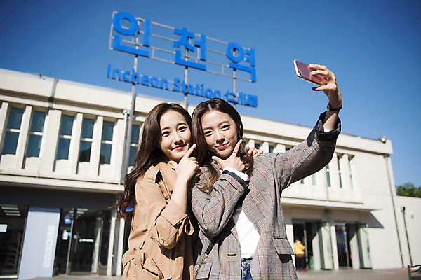 포토 JPG 주간 여자 여행 포즈 백그라운드 서기 미소 들기 사람 상반신 20대 성인 야외 두명 앞모습 친구 스마트폰 사진촬영 우정 한국인 역 셀프카메라 여대생 인천 전철역 기념사진 성인여자만 동인천 국내포토 자연요소 대학생 뷰포인트 관계 교통시설 모션 한국 표정 동양인 청년 핸드폰 스마트기기 촬영 여자만 성인만 파일형식