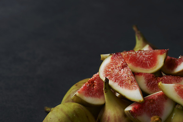 포토 JPG 스튜디오촬영 과일 자연 검은배경 단면 실내 건강 누끼 사람없음 농작물 여러개 신선 오브젝트 유기농 예방 무화과 변비예방 국내포토 웰빙 다수 백그라운드 농업 내부 검은색 생태계 변비 파일형식