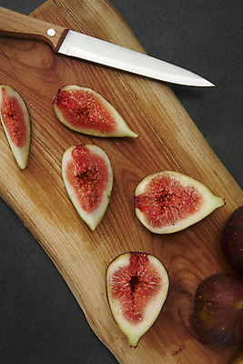 포토 JPG 스튜디오촬영 과일 자연 검은배경 단면 실내 건강 누끼 사람없음 농작물 하이앵글 여러개 신선 칼 오브젝트 유기농 예방 무화과 나무도마 플랫레이 변비예방 국내포토 웰빙 뷰포인트 다수 백그라운드 농업 도마 내부 목재 검은색 플랫 생태계 변비 파일형식