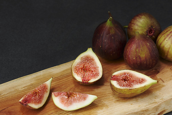 포토 JPG 스튜디오촬영 과일 자연 검은배경 단면 실내 건강 누끼 사람없음 농작물 여러개 신선 오브젝트 유기농 예방 무화과 나무도마 변비예방 국내포토 웰빙 다수 백그라운드 농업 도마 내부 목재 검은색 생태계 변비 파일형식