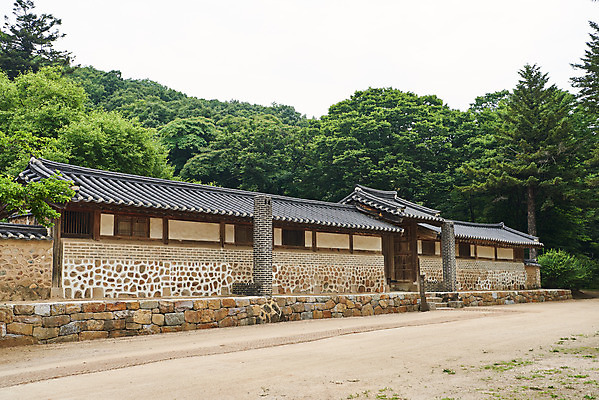 포토 JPG 주간 나무 한국전통 여행 유적지 한옥 기와집 풍경 사람없음 야외 여름 관광지 세계문화유산 문화재 역사 한국사 조선시대 재실 조선왕릉 파주 파주삼릉 국내포토 자연요소 식물 전통 계절 고건축 한국 경기도 왕릉 파일형식