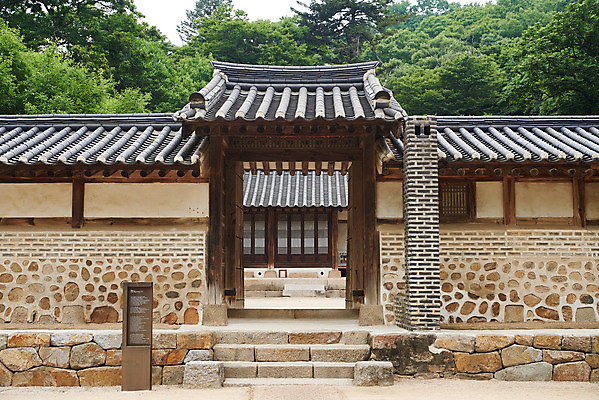 포토 JPG 주간 나무 한국전통 여행 유적지 한옥 기와집 풍경 사람없음 야외 여름 관광지 세계문화유산 문화재 역사 한국사 조선시대 재실 조선왕릉 파주 파주삼릉 국내포토 자연요소 식물 전통 계절 고건축 한국 경기도 왕릉 파일형식