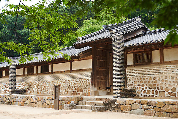 포토 JPG 주간 나무 한국전통 여행 유적지 한옥 기와집 풍경 사람없음 야외 여름 관광지 세계문화유산 문화재 역사 한국사 조선시대 재실 조선왕릉 파주 파주삼릉 국내포토 자연요소 식물 전통 계절 고건축 한국 경기도 왕릉 파일형식