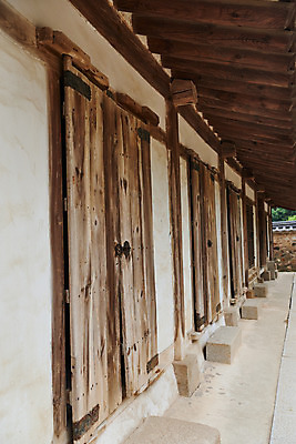 포토 JPG 주간 한국전통 여행 유적지 한옥 기와집 풍경 사람없음 야외 여름 관광지 세계문화유산 문화재 역사 한국사 조선시대 나무문 재실 조선왕릉 파주 파주삼릉 국내포토 자연요소 전통 계절 고건축 한국 목재 문 경기도 왕릉 파일형식