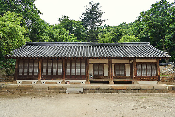 포토 JPG 주간 나무 한국전통 여행 유적지 한옥 기와집 풍경 사람없음 야외 여름 관광지 세계문화유산 문화재 역사 한국사 조선시대 재실 조선왕릉 파주 파주삼릉 국내포토 자연요소 식물 전통 계절 고건축 한국 경기도 왕릉 파일형식