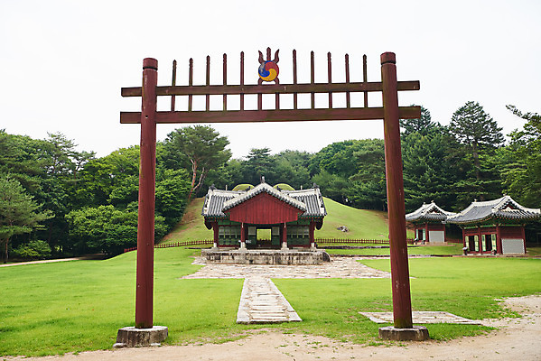 포토 JPG 주간 한국전통 여행 유적지 풍경 사람없음 야외 여름 관광지 세계문화유산 문화재 역사 한국사 조선시대 비각 영릉 정자각 조선왕릉 홍살문 파주 능침 파주삼릉 효순소황후 효장세자 국내포토 자연요소 전통 계절 고건축 한국 전통문 경기도 왕릉 파일형식 왕후 추존왕