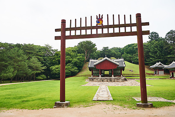 포토 JPG 주간 한국전통 여행 유적지 풍경 사람없음 야외 여름 관광지 세계문화유산 문화재 역사 한국사 조선시대 비각 영릉 정자각 조선왕릉 홍살문 파주 능침 파주삼릉 효순소황후 효장세자 국내포토 자연요소 전통 계절 고건축 한국 전통문 경기도 왕릉 파일형식 왕후 추존왕