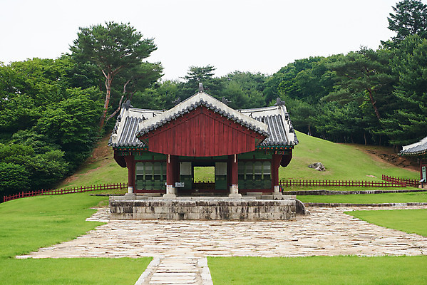 포토 JPG 주간 나무 한국전통 여행 유적지 풍경 사람없음 야외 여름 관광지 세계문화유산 문화재 역사 한국사 조선시대 영릉 정자각 조선왕릉 파주 파주삼릉 효순소황후 효장세자 국내포토 자연요소 식물 전통 계절 고건축 한국 경기도 왕릉 파일형식 왕후 추존왕