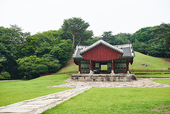 포토 JPG 주간 나무 한국전통 여행 유적지 풍경 사람없음 야외 여름 관광지 세계문화유산 문화재 역사 한국사 조선시대 영릉 정자각 조선왕릉 파주 파주삼릉 효순소황후 효장세자 국내포토 자연요소 식물 전통 계절 고건축 한국 경기도 왕릉 파일형식 왕후 추존왕