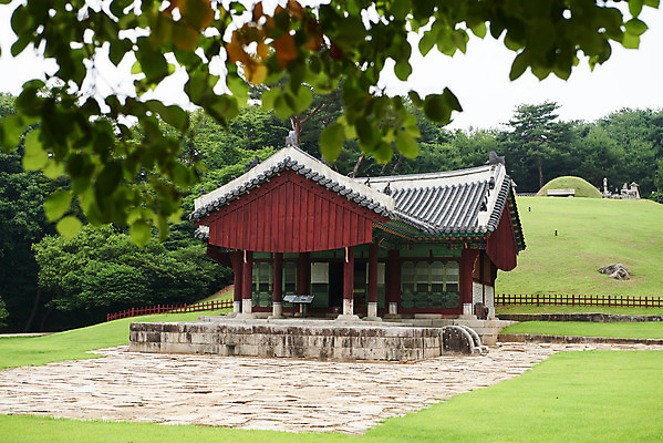 포토 JPG 주간 나무 한국전통 여행 유적지 풍경 사람없음 야외 여름 관광지 세계문화유산 문화재 역사 한국사 조선시대 영릉 정자각 조선왕릉 파주 파주삼릉 효순소황후 효장세자 국내포토 자연요소 식물 전통 계절 고건축 한국 경기도 왕릉 파일형식 왕후 추존왕