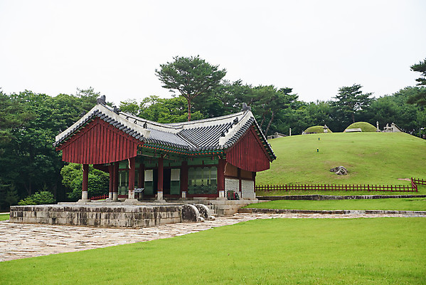 포토 JPG 주간 한국전통 여행 유적지 풍경 사람없음 야외 여름 관광지 세계문화유산 문화재 역사 한국사 조선시대 영릉 정자각 조선왕릉 파주 파주삼릉 효순소황후 효장세자 국내포토 자연요소 전통 계절 고건축 한국 경기도 왕릉 파일형식 왕후 추존왕