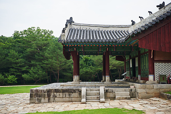 포토 JPG 주간 한국전통 여행 유적지 풍경 사람없음 야외 여름 관광지 세계문화유산 문화재 역사 한국사 조선시대 영릉 잡상 정자각 조선왕릉 파주 파주삼릉 효순소황후 효장세자 국내포토 자연요소 전통 계절 고건축 한국 기와 경기도 왕릉 파일형식 왕후 추존왕