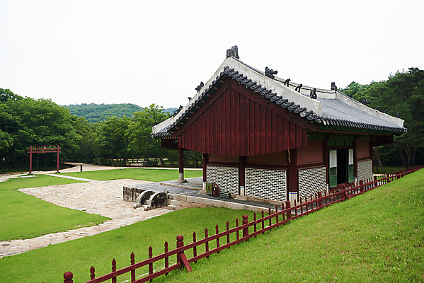 포토 JPG 주간 한국전통 여행 유적지 풍경 사람없음 야외 여름 관광지 세계문화유산 문화재 역사 한국사 조선시대 영릉 잡상 정자각 조선왕릉 홍살문 파주 파주삼릉 효순소황후 효장세자 국내포토 자연요소 전통 계절 고건축 한국 기와 전통문 경기도 왕릉 파일형식 왕후 추존왕