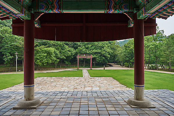 포토 JPG 주간 한국전통 여행 유적지 단청문양 풍경 사람없음 야외 여름 관광지 세계문화유산 문화재 역사 한국사 조선시대 영릉 정자각 조선왕릉 홍살문 파주 파주삼릉 효순소황후 효장세자 국내포토 자연요소 전통 문양 계절 고건축 한국 단청 전통문 경기도 왕릉 파일형식 왕후 추존왕