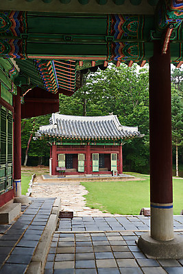 포토 JPG 주간 한국전통 여행 유적지 단청문양 풍경 사람없음 야외 여름 관광지 세계문화유산 문화재 역사 한국사 조선시대 비각 영릉 정자각 조선왕릉 파주 파주삼릉 효순소황후 효장세자 국내포토 자연요소 전통 문양 계절 고건축 한국 단청 경기도 왕릉 파일형식 왕후 추존왕