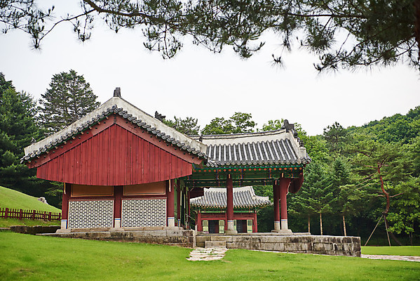 포토 JPG 주간 나무 한국전통 여행 유적지 풍경 사람없음 야외 여름 관광지 세계문화유산 문화재 역사 한국사 조선시대 영릉 정자각 조선왕릉 파주 파주삼릉 효순소황후 효장세자 국내포토 자연요소 식물 전통 계절 고건축 한국 경기도 왕릉 파일형식 왕후 추존왕