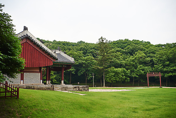 포토 JPG 주간 나무 한국전통 여행 유적지 풍경 사람없음 야외 여름 관광지 세계문화유산 문화재 역사 한국사 조선시대 영릉 정자각 조선왕릉 홍살문 파주 파주삼릉 효순소황후 효장세자 국내포토 자연요소 식물 전통 계절 고건축 한국 전통문 경기도 왕릉 파일형식 왕후 추존왕