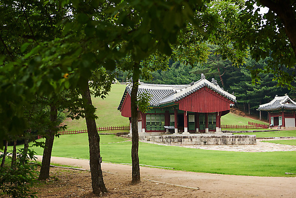 포토 JPG 주간 나무 한국전통 여행 유적지 풍경 사람없음 야외 여름 관광지 세계문화유산 문화재 역사 한국사 조선시대 영릉 정자각 조선왕릉 파주 파주삼릉 효순소황후 효장세자 국내포토 자연요소 식물 전통 계절 고건축 한국 경기도 왕릉 파일형식 왕후 추존왕