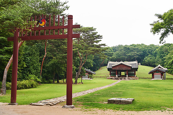 포토 JPG 주간 한국전통 여행 유적지 풍경 사람없음 야외 여름 관광지 세계문화유산 문화재 역사 한국사 조선시대 정자각 조선왕릉 홍살문 파주 파주삼릉 성종 공혜왕후 순릉 국내포토 자연요소 전통 계절 고건축 한국 왕 전통문 경기도 왕릉 파일형식 왕후