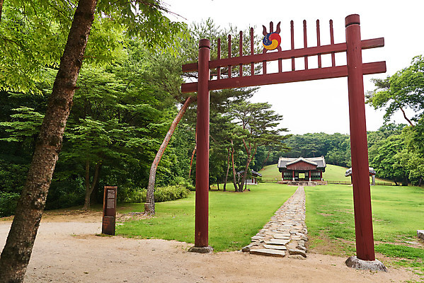 포토 JPG 주간 나무 한국전통 여행 유적지 풍경 사람없음 야외 여름 관광지 세계문화유산 문화재 역사 한국사 조선시대 정자각 조선왕릉 홍살문 파주 파주삼릉 성종 공혜왕후 순릉 국내포토 자연요소 식물 전통 계절 고건축 한국 왕 전통문 경기도 왕릉 파일형식 왕후