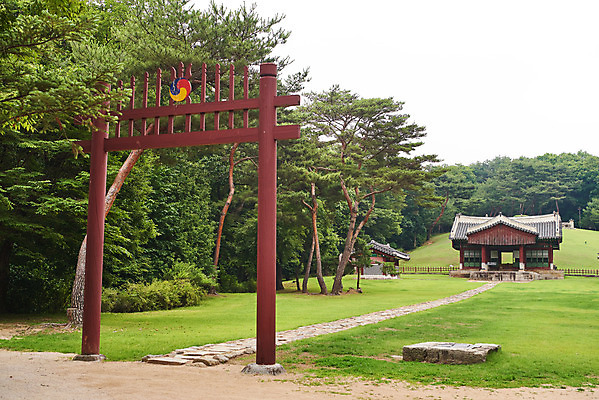 포토 JPG 주간 나무 한국전통 여행 유적지 풍경 사람없음 야외 여름 관광지 세계문화유산 문화재 역사 한국사 조선시대 정자각 조선왕릉 홍살문 파주 파주삼릉 성종 공혜왕후 순릉 국내포토 자연요소 식물 전통 계절 고건축 한국 왕 전통문 경기도 왕릉 파일형식 왕후