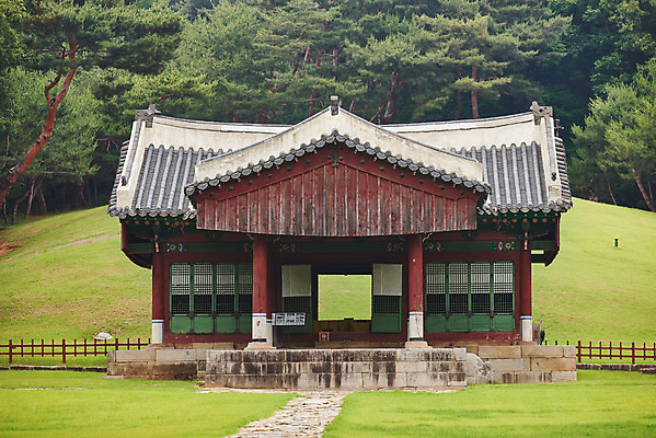 포토 JPG 주간 한국전통 여행 유적지 풍경 사람없음 야외 여름 관광지 세계문화유산 문화재 역사 한국사 조선시대 정자각 조선왕릉 파주 파주삼릉 성종 공혜왕후 순릉 국내포토 자연요소 전통 계절 고건축 한국 왕 경기도 왕릉 파일형식 왕후