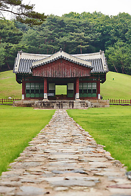 포토 JPG 주간 한국전통 여행 유적지 풍경 사람없음 야외 여름 관광지 세계문화유산 문화재 역사 한국사 조선시대 어로 정자각 조선왕릉 파주 파주삼릉 성종 공혜왕후 순릉 신로 국내포토 자연요소 전통 계절 고건축 한국 왕 경기도 왕릉 파일형식 왕후 향어로