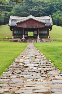 포토 JPG 주간 한국전통 여행 유적지 풍경 사람없음 야외 여름 관광지 세계문화유산 문화재 역사 한국사 조선시대 어로 정자각 조선왕릉 파주 파주삼릉 성종 공혜왕후 순릉 신로 국내포토 자연요소 전통 계절 고건축 한국 왕 경기도 왕릉 파일형식 왕후 향어로