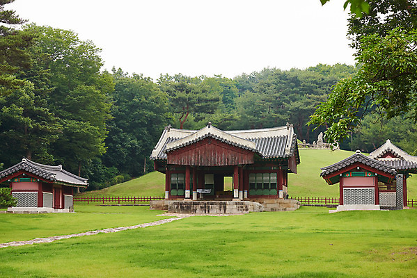 포토 JPG 주간 나무 한국전통 여행 유적지 풍경 사람없음 야외 여름 관광지 세계문화유산 문화재 역사 한국사 조선시대 비각 정자각 조선왕릉 파주 수라간 수복방 파주삼릉 성종 공혜왕후 순릉 국내포토 자연요소 식물 전통 계절 고건축 한국 왕 경기도 왕릉 파일형식 왕후